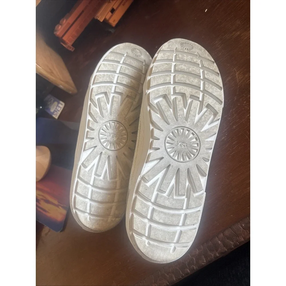 UGG Aries Metallic‎ Silver Shoes Sneakers Women's Size 9 - Style 1101917